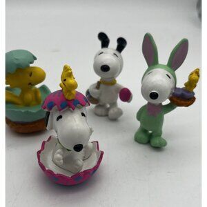 Vintage Peanuts United Feature Syndicate Snoopy 4 Easter Themed Figures